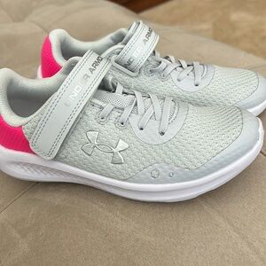 NWOT Under Armour Girls Running Sneakers School Age Shoes Size 1Y Pink Gray